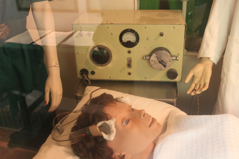 Imagen: Máquina de terapia electroconvulsiva. Wikimedia Commons
